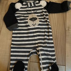 Newborn zip up onesie * bundle 6 for $20 *